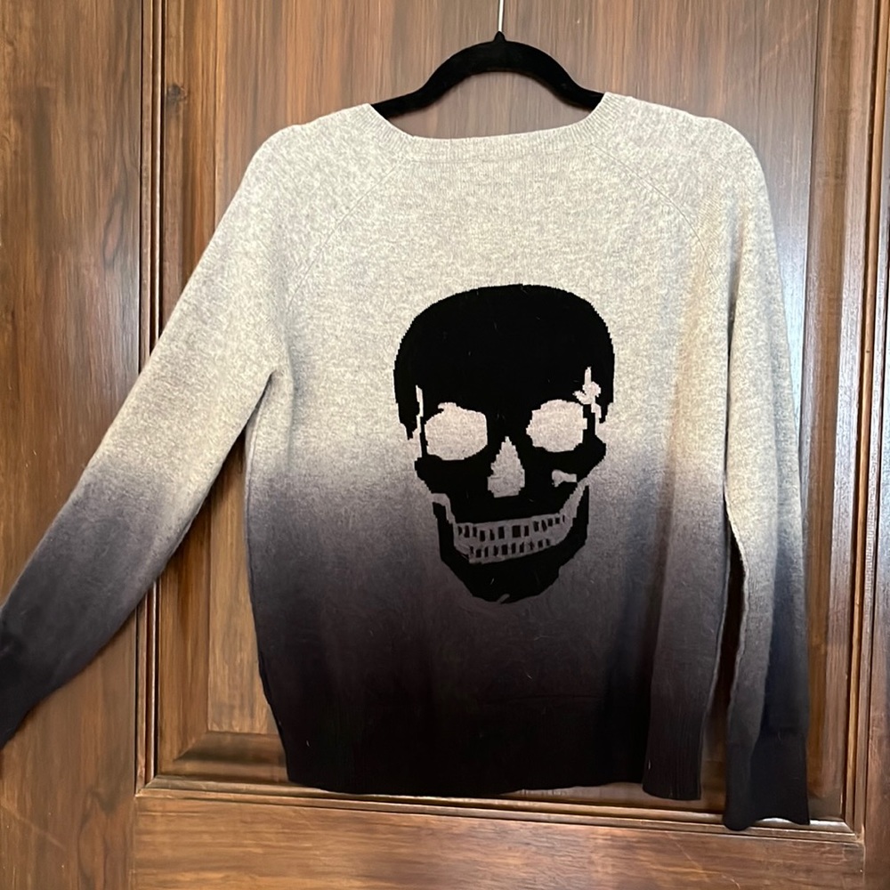 Comfortable and chic Skull Cashmere sweater in excellent condition. Size XS